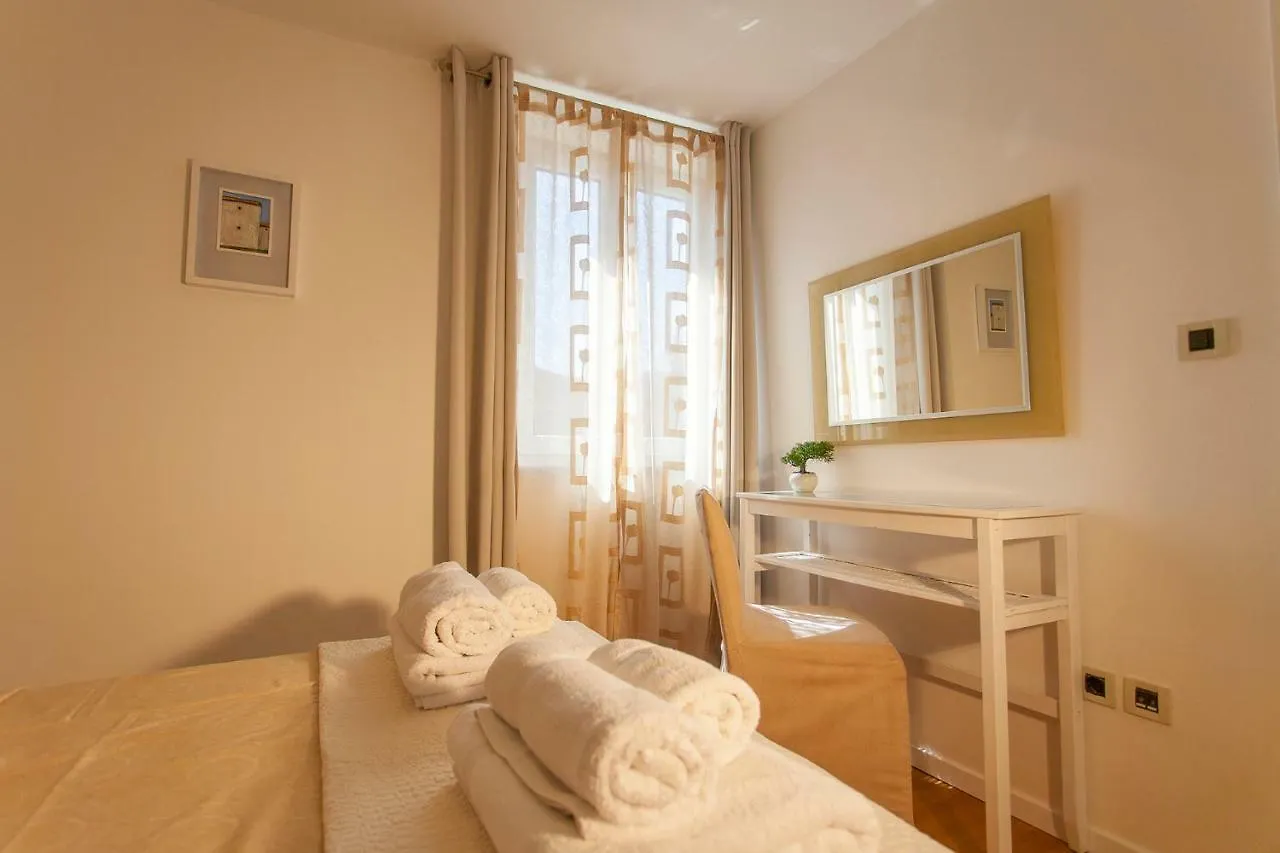 Apartment Simon Says Cres